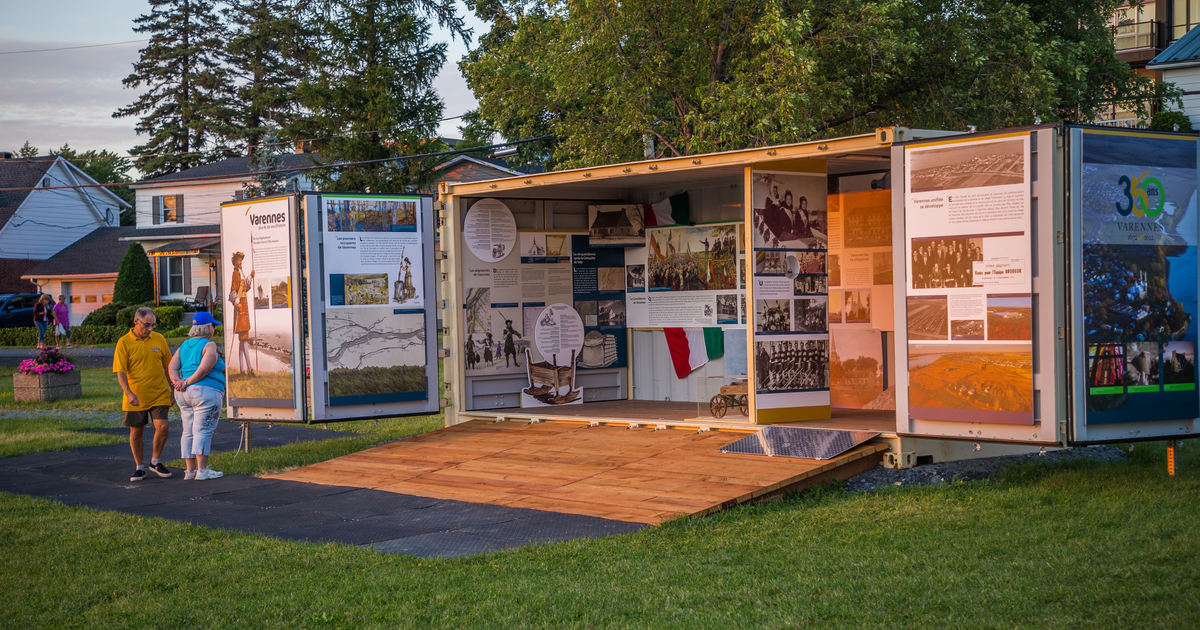 Exposition dans un conteneur maritime