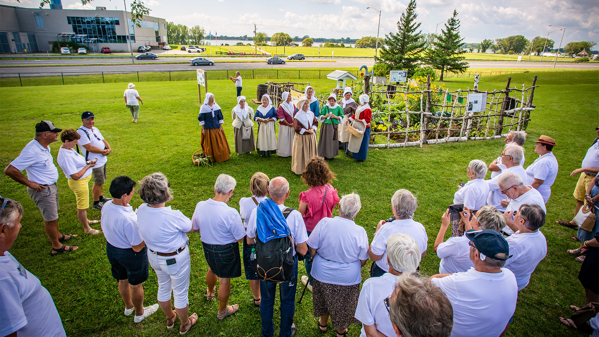 La chorale de la Société d'histoire des Filles du Roy devant le potager d’antan